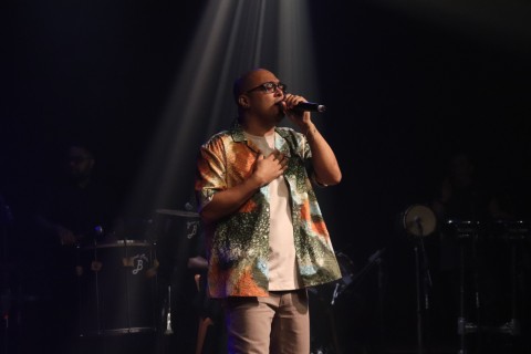 Thiago Còrdeiro apresenta homenagem ao Raça Negra no Teatro Arthur Azevedo